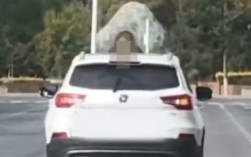 女子跪在行驶车辆前引擎盖上 男子开车径直走 交警：夫妻矛盾所致 未引发交通事故 !