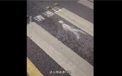 车辆礼让投影请通行获数万点赞 华为回应：是享界S9 想要需加钱选配 ！