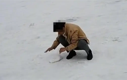 游客成袋装走茶卡盐湖铺路盐 景区：不建议拿 凭套票可免费领 !