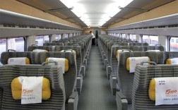 年轻男子高铁拒绝给老人让座 被骂还是人吗引热议：12306、律师齐回应 !