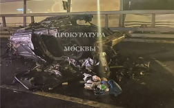 俄罗斯一富豪驾驶兰博基尼Urus失控翻车身亡：现金散落一地 !