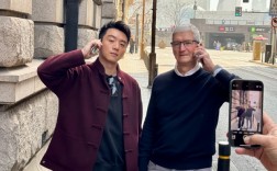 苹果CEO库克现身上海！与郑恺街拍合照 网友：梦幻联动 ！
