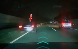 高速路上一个牙疼就地停车 一个开“智驾”不看路：撞了！ 