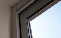 窗框上的胶带风化了怎么除去？