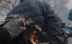 外卖小哥电动车起火烧着后背 后方骑手发现后 一路大吼冲去灭火 ！