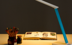 台灯什么角度最保护眼睛?