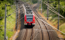 14岁男孩闯入铁轨拍照逼停火车 3趟列车临停十余分钟 !