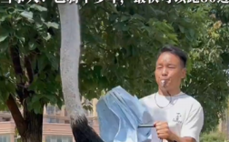 男子骑鸵鸟上路称“比电动车还快” 当事人：已骑十多年 最快可以跑80迈 续航惊人 !