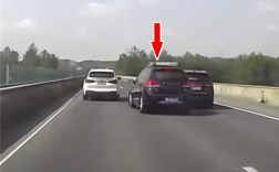 男子左右穿插式开车 撞了别人又被追尾：负全责 ！