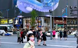 成都春熙路巨型3D蛇太逼真引争议：有网友不敢靠近 ！