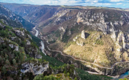 法国77岁老人不慎坠落近40米深谷被困：靠红酒撑过3天 !