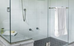 淋浴房滑轮坏了找谁修?