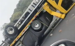 尊界S800拖车遭遇翻车事故 尊界、拖车俩车八轮朝天 !