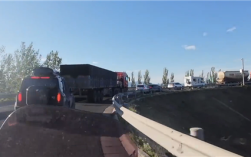 网友偶遇大堵车：竟因头车司机原地睡着了 ！