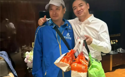 刘强东视察工作住酒店 点外卖给小哥1000元小费并合影 ！