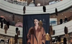 上海一商场悬空挂数十件大衣+杨幂海报 被指气氛诡异骇人 最新回应：已撤下 ！