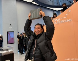 全球首个三星三折叠屏消费者诞生：42岁 严寒中排队将近24小时 ！