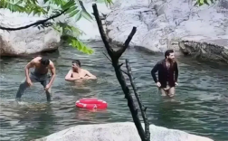 疑三名印度游客公然洗澡引网友愤慨 庐山石门涧景区道歉 ！