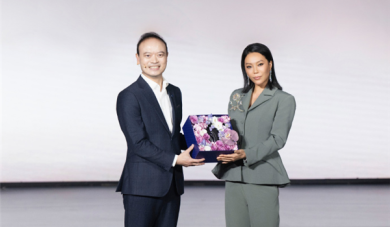 全球首台第二代腾势D9交付：车主为著名珠宝设计师万宝宝 !