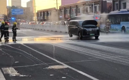 一新能源MPV行驶途中热失控 底盘电池往外喷火 ！