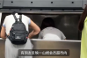 一女子脚踩取冰机内取冰 山姆回应：定期消毒 已正常使用 ！