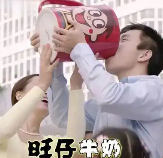 旺仔牛奶广告男主角长大了 ！调侃自己“从领牛奶的学生变成了发牛奶的老师” ！-图1