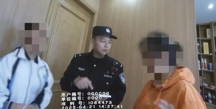 母女就餐1小时未动筷老板报警：而且还拿着手机在打视频 ！-图1