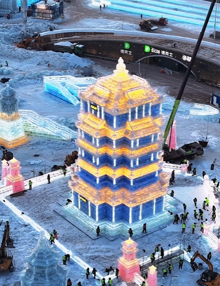 哈尔滨现巨型“黄鹤楼冰雕” 网友调侃:武汉被“偷家”了 !-图1 哈尔滨现巨型“黄鹤楼冰雕” 网友调侃:武汉被“偷家”了 !-图1